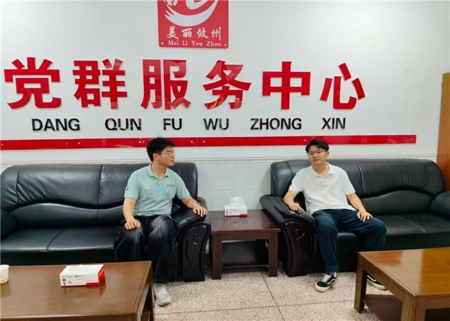 图1|实践队员江睿访谈里旺村村委委员